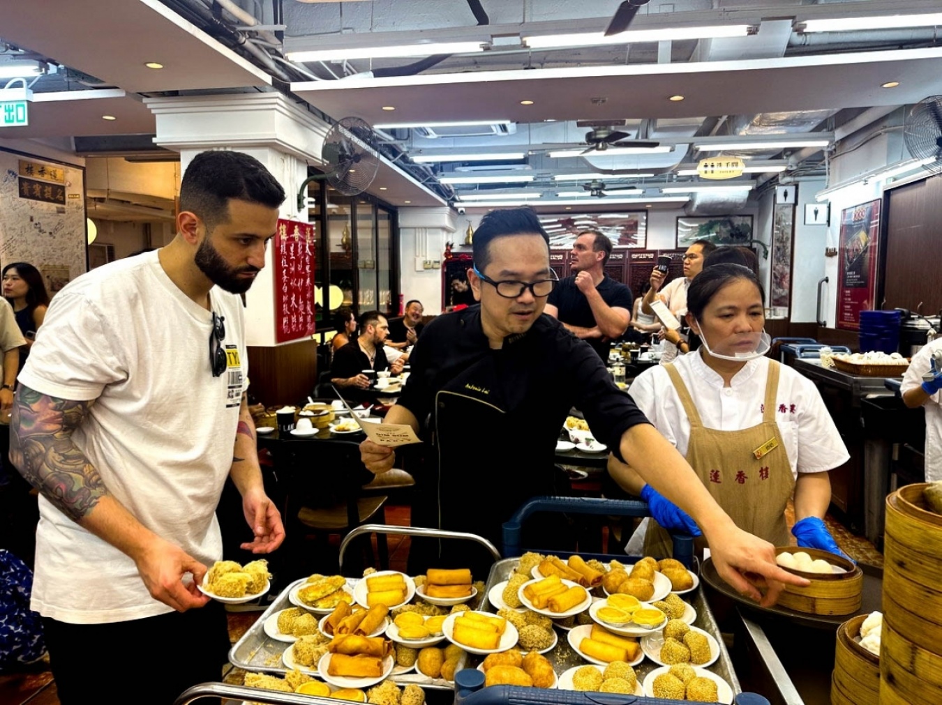 まさかのアントニオが点心を取り分け！