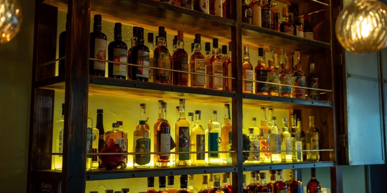 日本最多のラインナップ　ー　沖縄産ラムを含む国産ラムをはじめ、カリブ海諸国の伝統的なラム、クラフト蒸留所の個性豊かなボトル、 今はなかなかお目にかかれないビンテージラムなど、幅広いセレクション