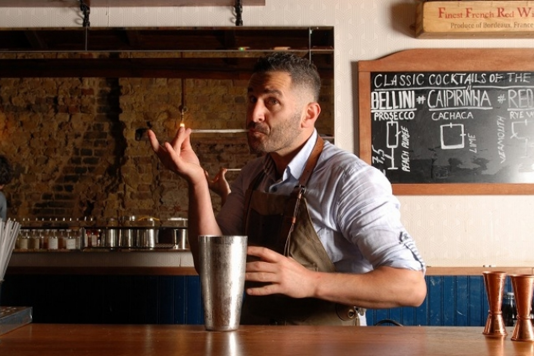 ロンドン中の同業者が集まる
イーストの北の外れの最新バー。
＜前編＞