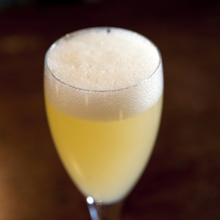 アーモンドの花と青リンゴのベリーニ